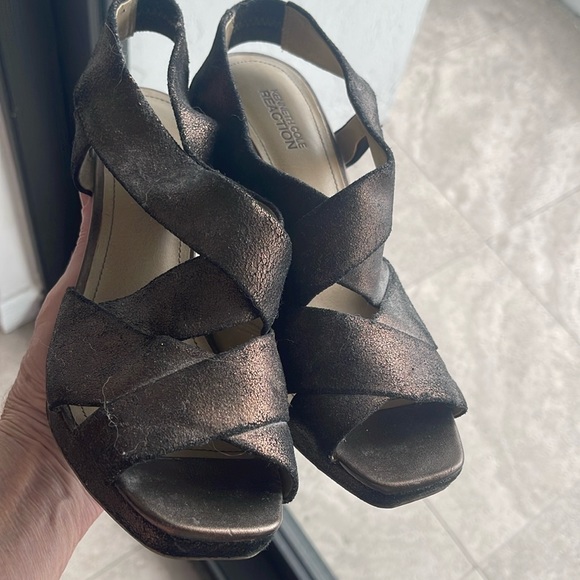 Kenneth Cole Reaction matte gold basketweave sling back sandal w/wood heels. - Picture 2 of 9